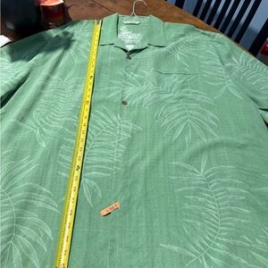 Tommy Bahama Mint Green Casual Button Down Shirt with Tropical Pattern 100% silk